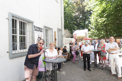 Ralf Rassloff und die Bürgermeisterin der Stadt Mülheim an der Ruhr Frau Margarete Wietelmann eröffnen die Fotoausstellung Zweierbezieung in der Galerie an der Ruhr