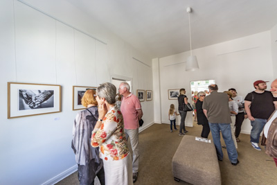 Gäste bei der Eröffnung der Fotoausstellung Zweierbezieung in der Galerie an der Ruhr